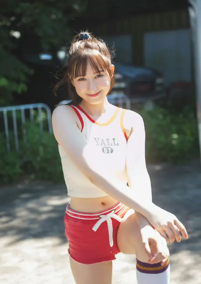 青年在平板电脑上阅读同志小说